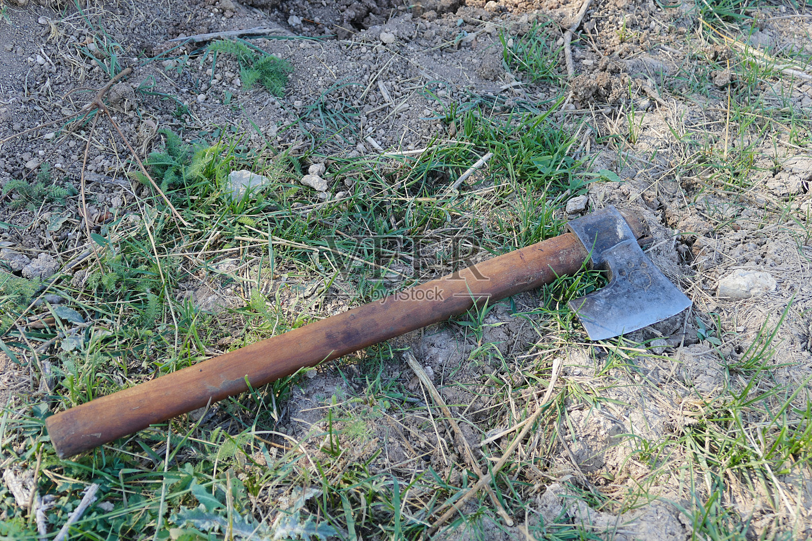 小斧立在地板上，伐木工斧，土耳其制，照片摄影图片