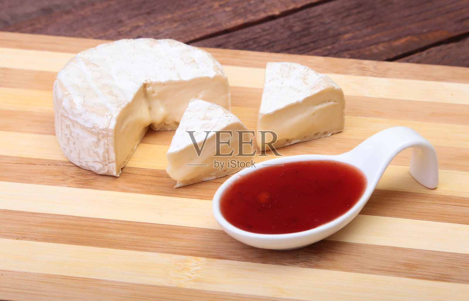 有白色霉菌的奶酪。卡芒贝尔奶酪或布里干酪配蔓越莓酱。健康的早餐。照片摄影图片