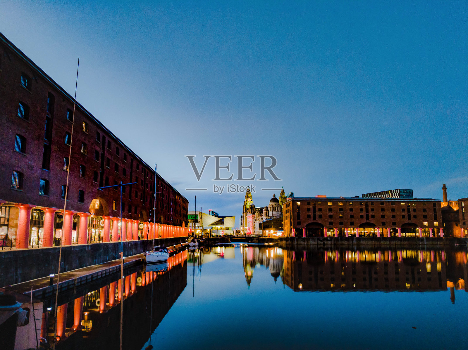 利物浦阿尔伯特码头和皇家肝脏大楼照片摄影图片