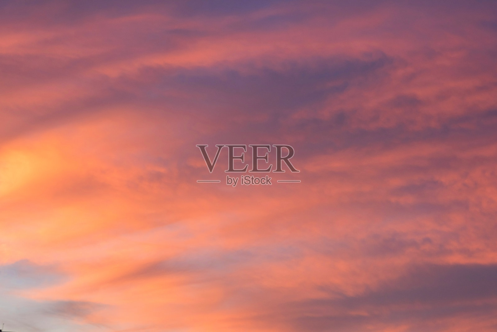 粉蓝色天空：柔和的日落云彩效果照片摄影图片