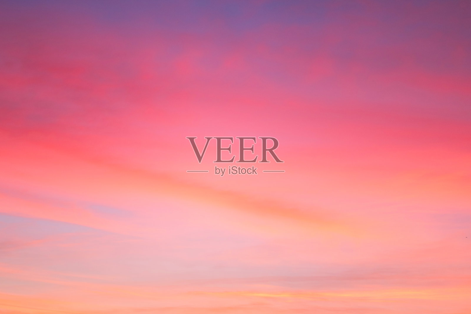 粉红色和蓝色的天空。色彩柔和的晚霞云彩效果在晚霞天空的背景照片摄影图片