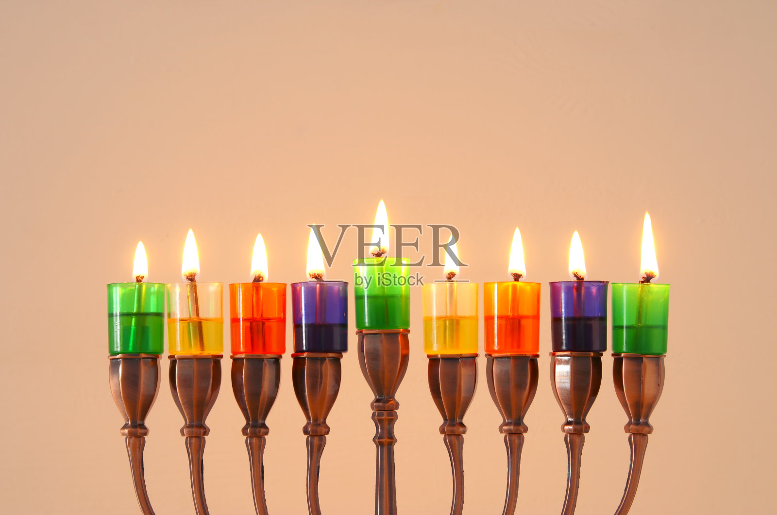 犹太节日光明节的背景与烛台(传统的烛台)和彩色的油蜡烛。照片摄影图片