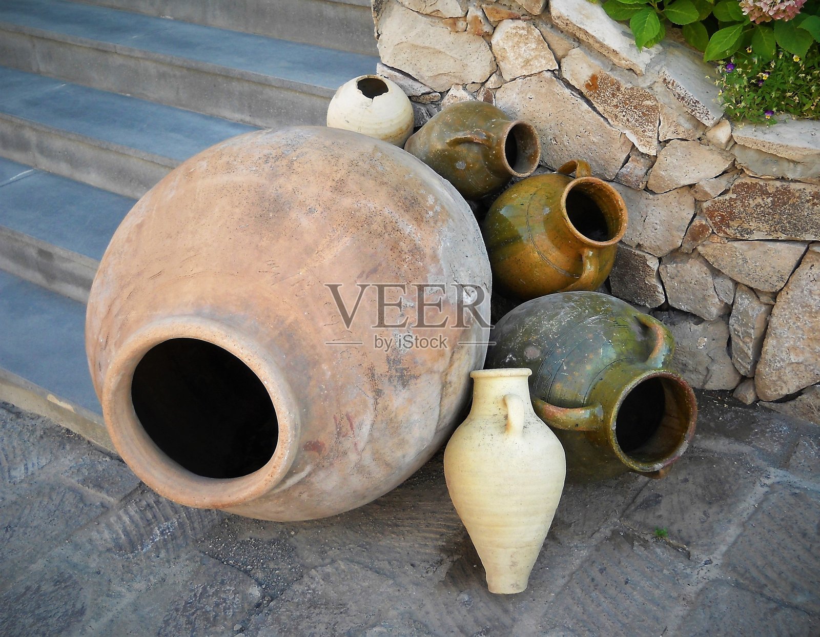 亚美尼亚烤肉串，格鲁吉亚辛卡利，陶罐，石制楼梯，桌子上的杯子。照片摄影图片