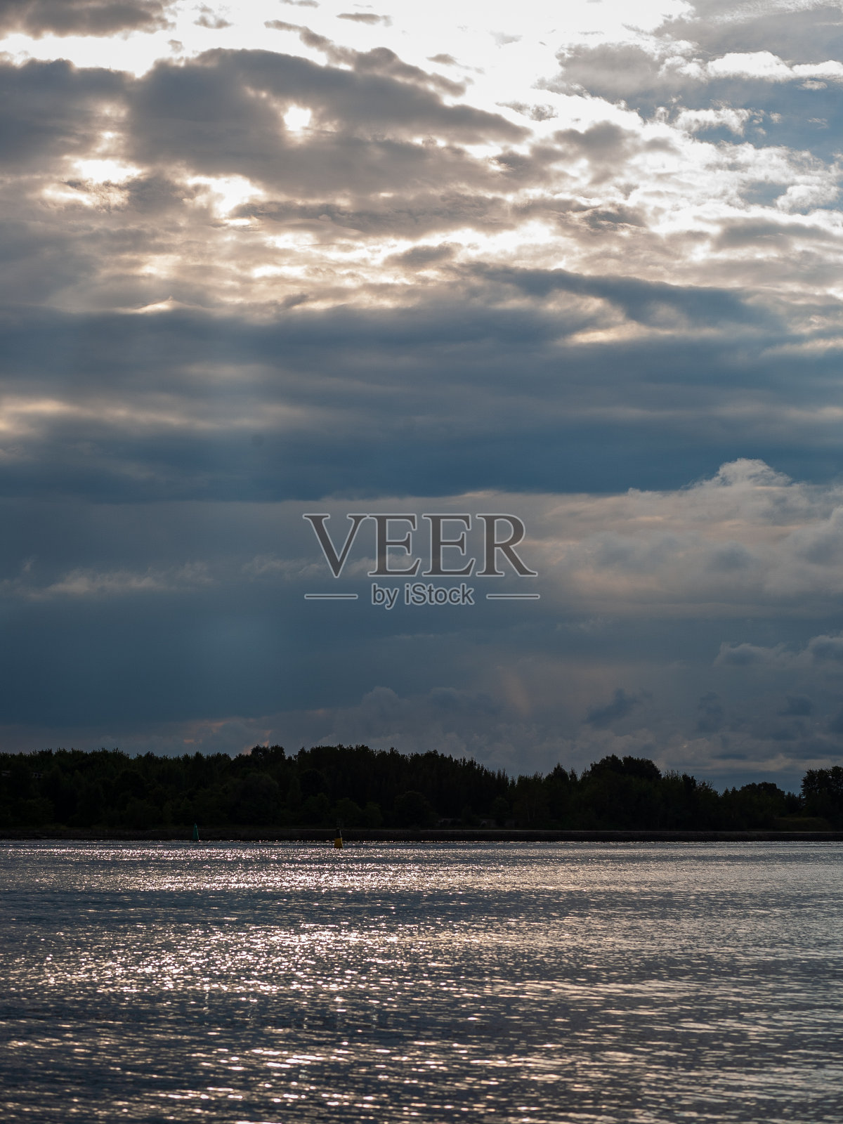 海滩天际线与云和平静的水照片摄影图片