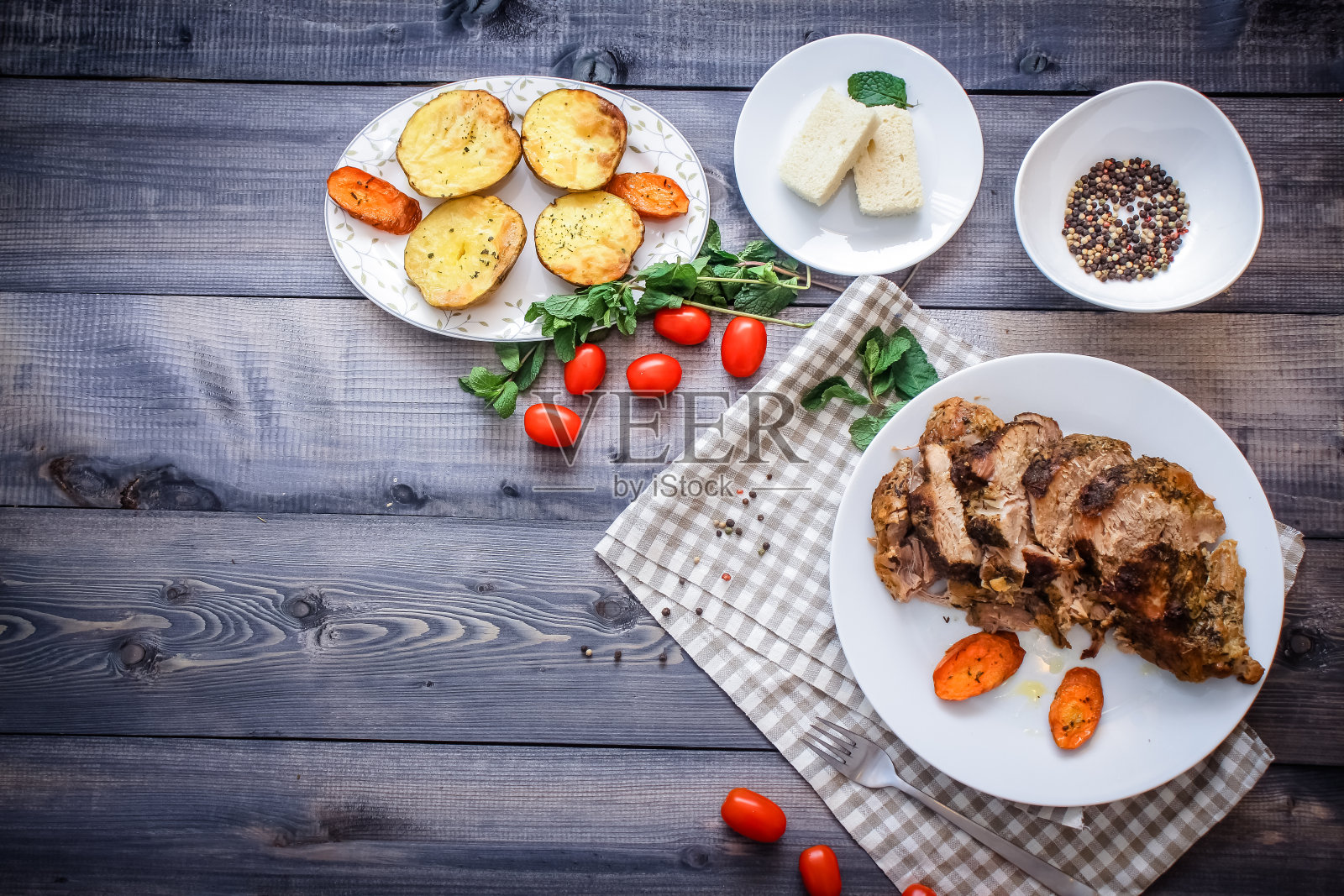一大块烤肉静物在一张轻木桌上。照片摄影图片