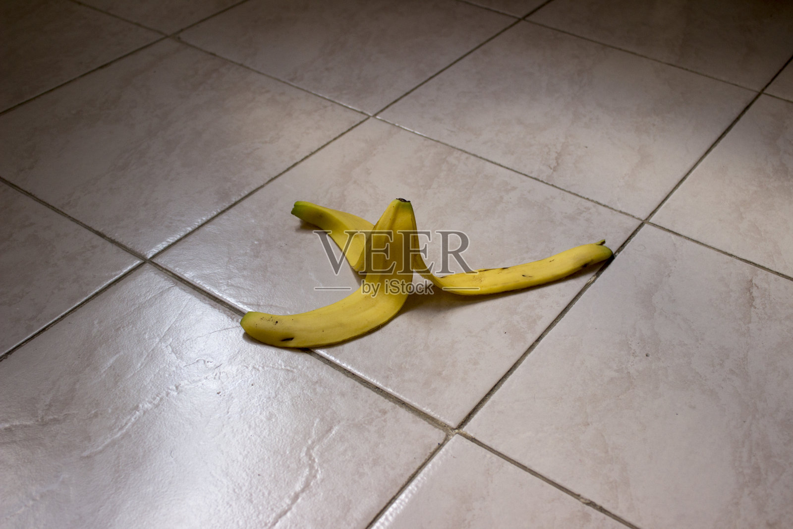 香蕉皮躺在地板上。照片摄影图片