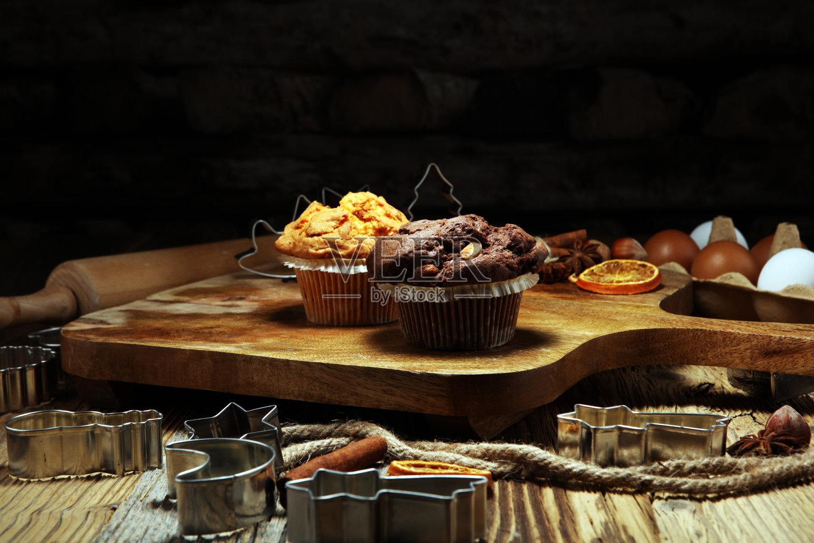 巧克力松饼和坚果松饼，自制烘焙木背景照片摄影图片