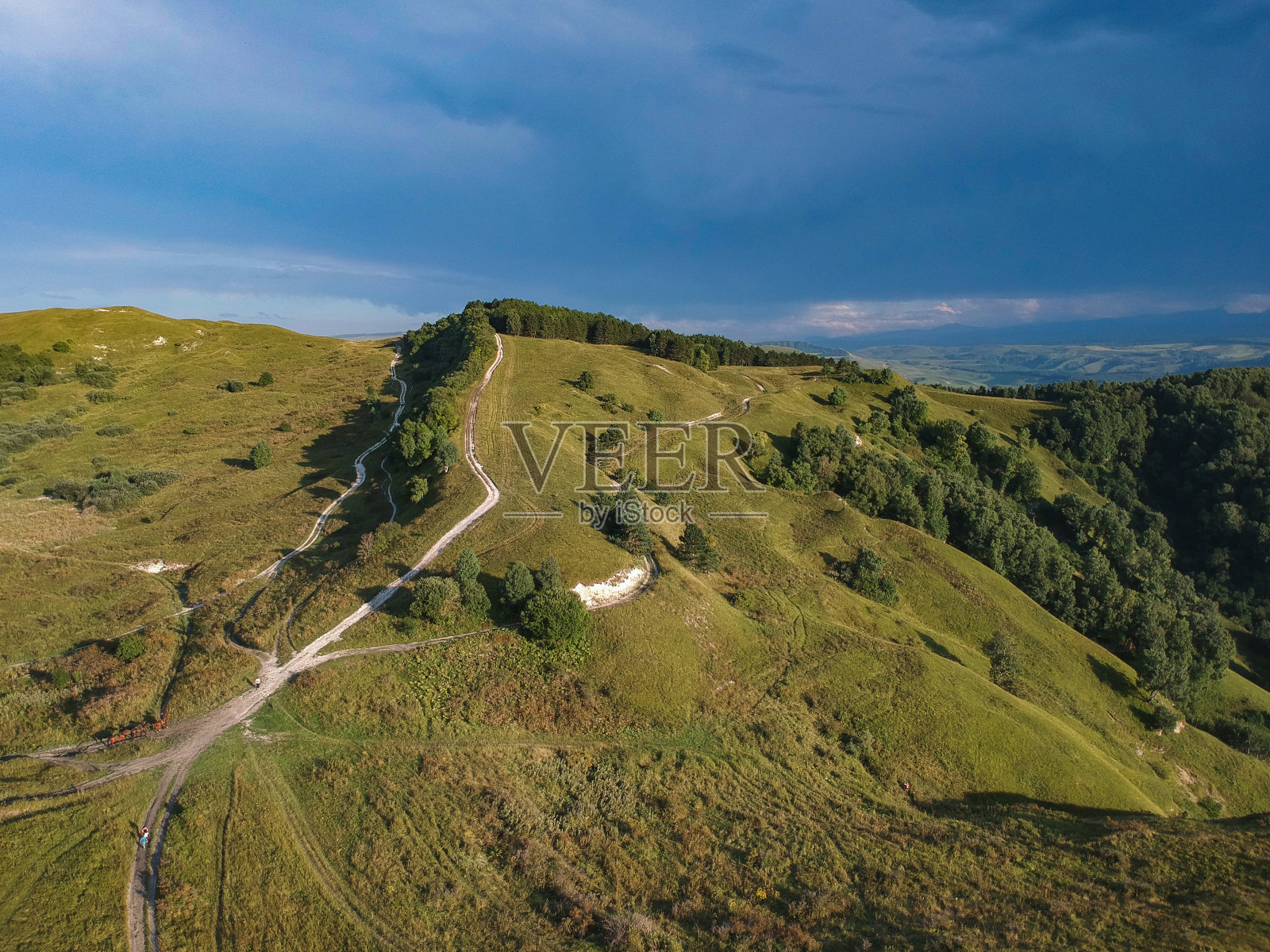 基斯洛沃茨克附近的山景照片摄影图片