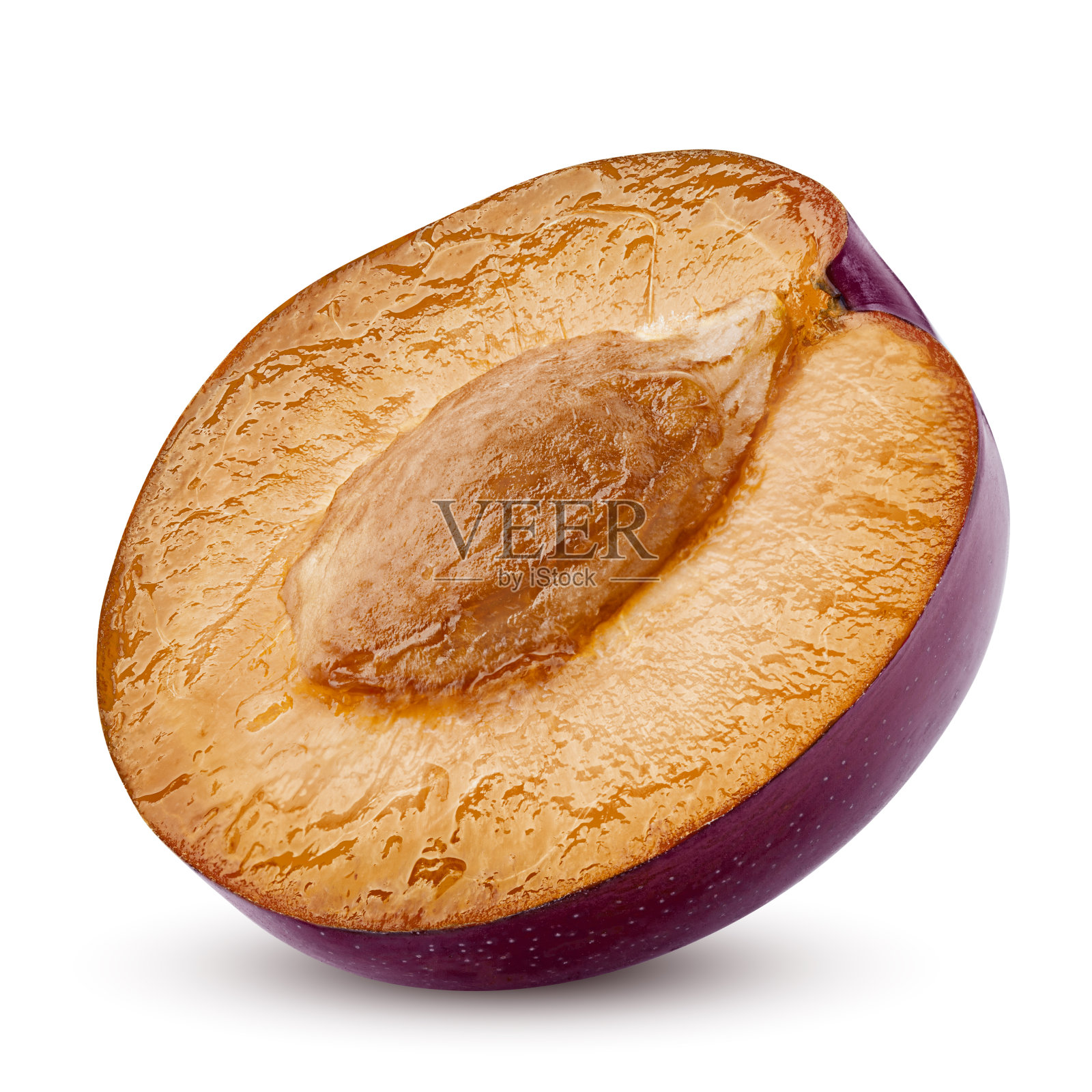 梅子孤立在白色背景，剪裁路径，全景深照片摄影图片