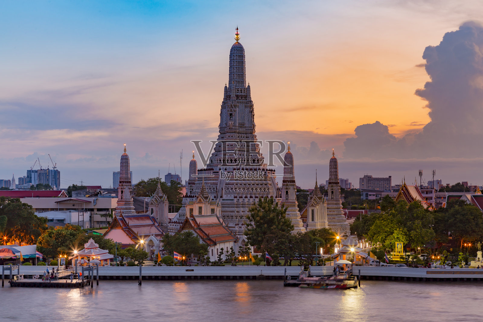 阿伦庙前河以日落天空为背景照片摄影图片