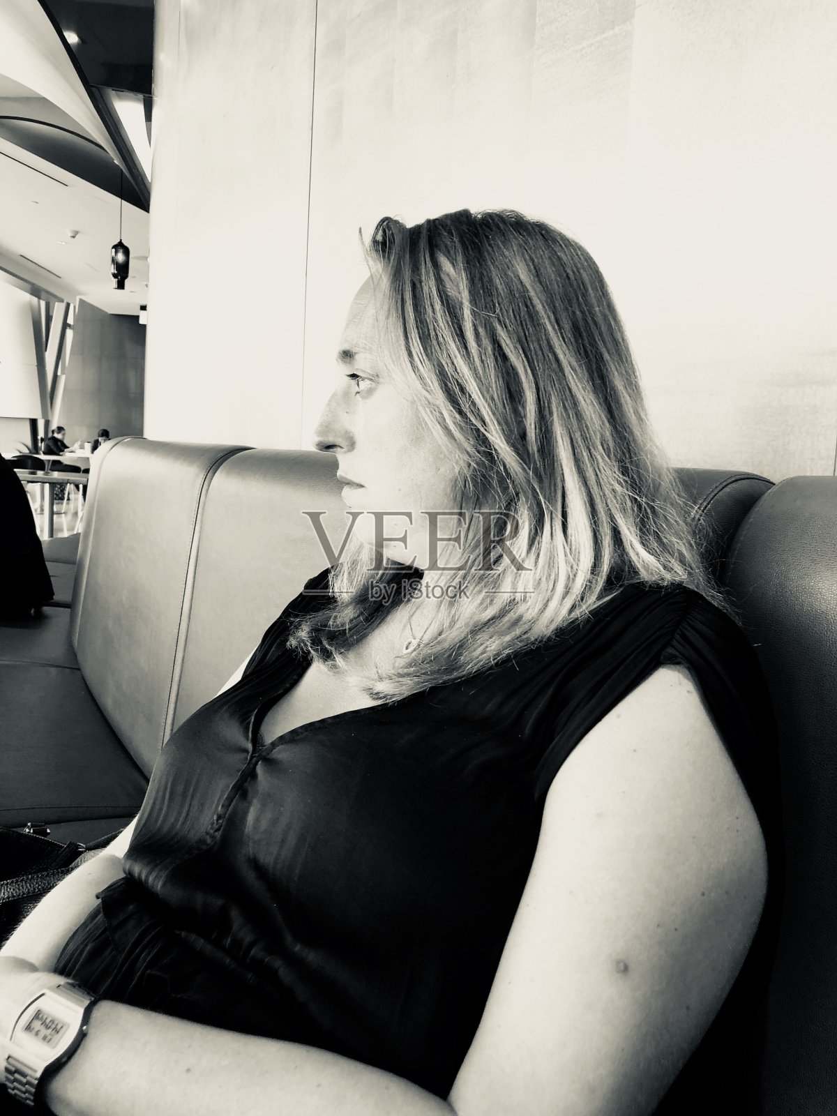 在机场航站楼休息区的女人照片摄影图片