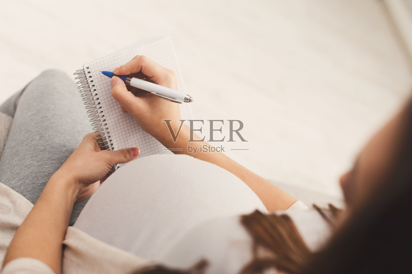 孕妇给她的孩子取名字照片摄影图片