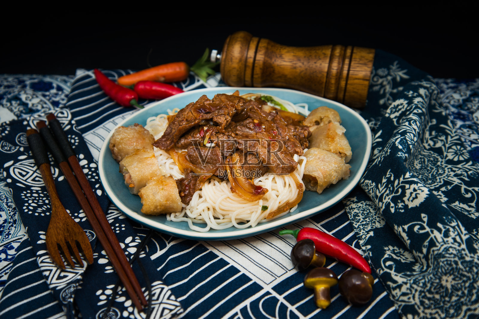 美味的越南美食馒头米粉照片摄影图片
