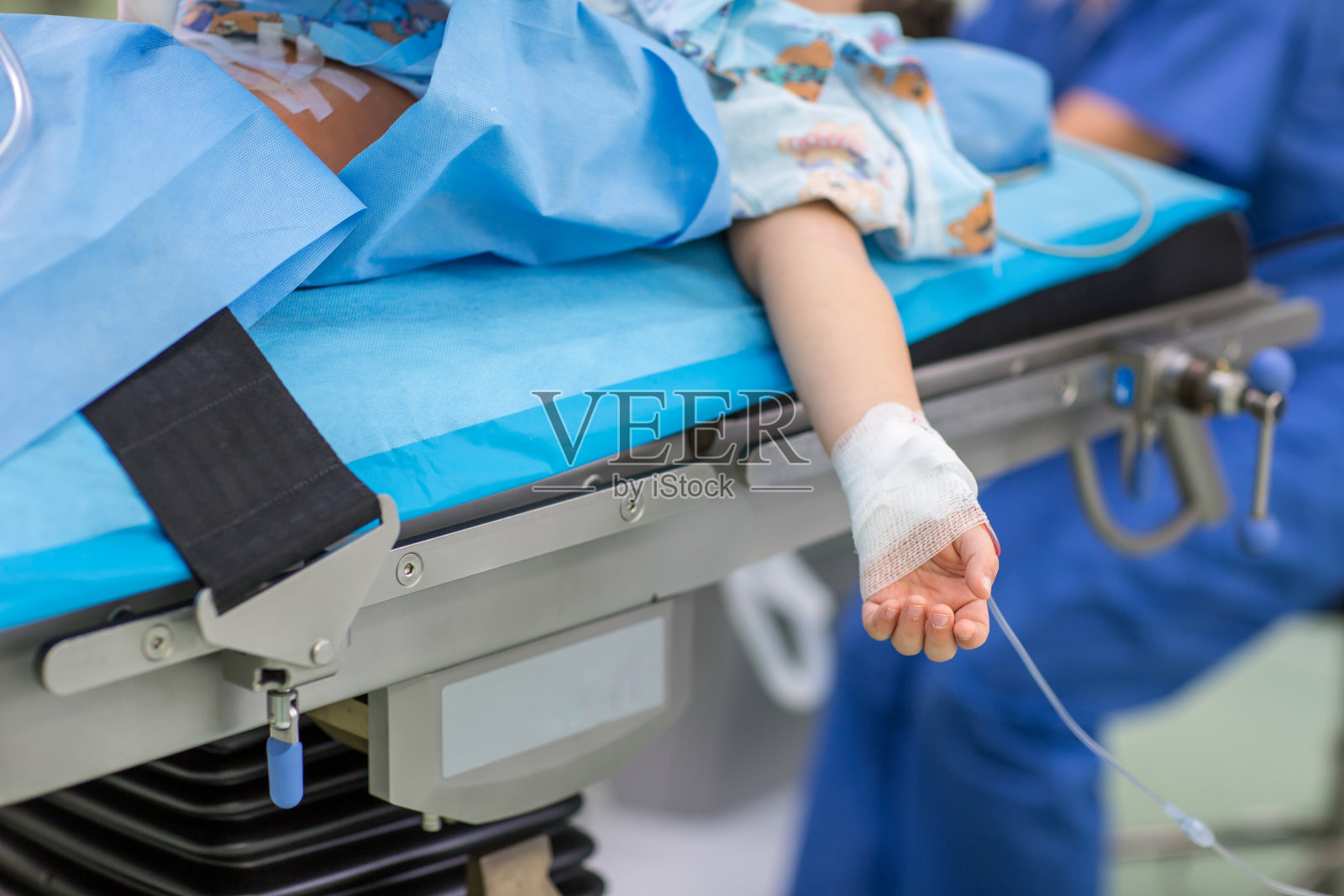 身份不明的儿童病人正在接受手术照片摄影图片