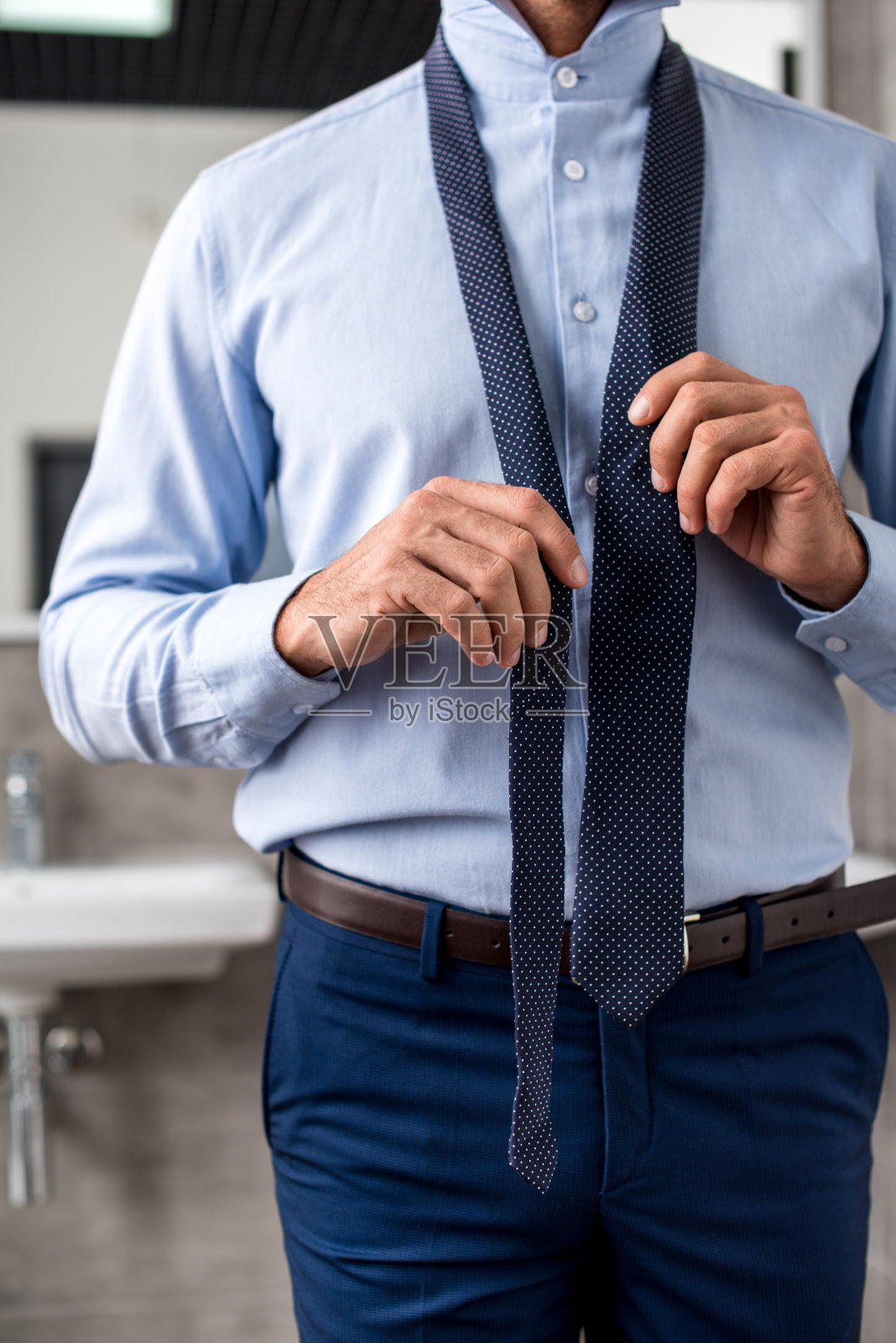 裁剪图像的商人系领带在浴室照片摄影图片