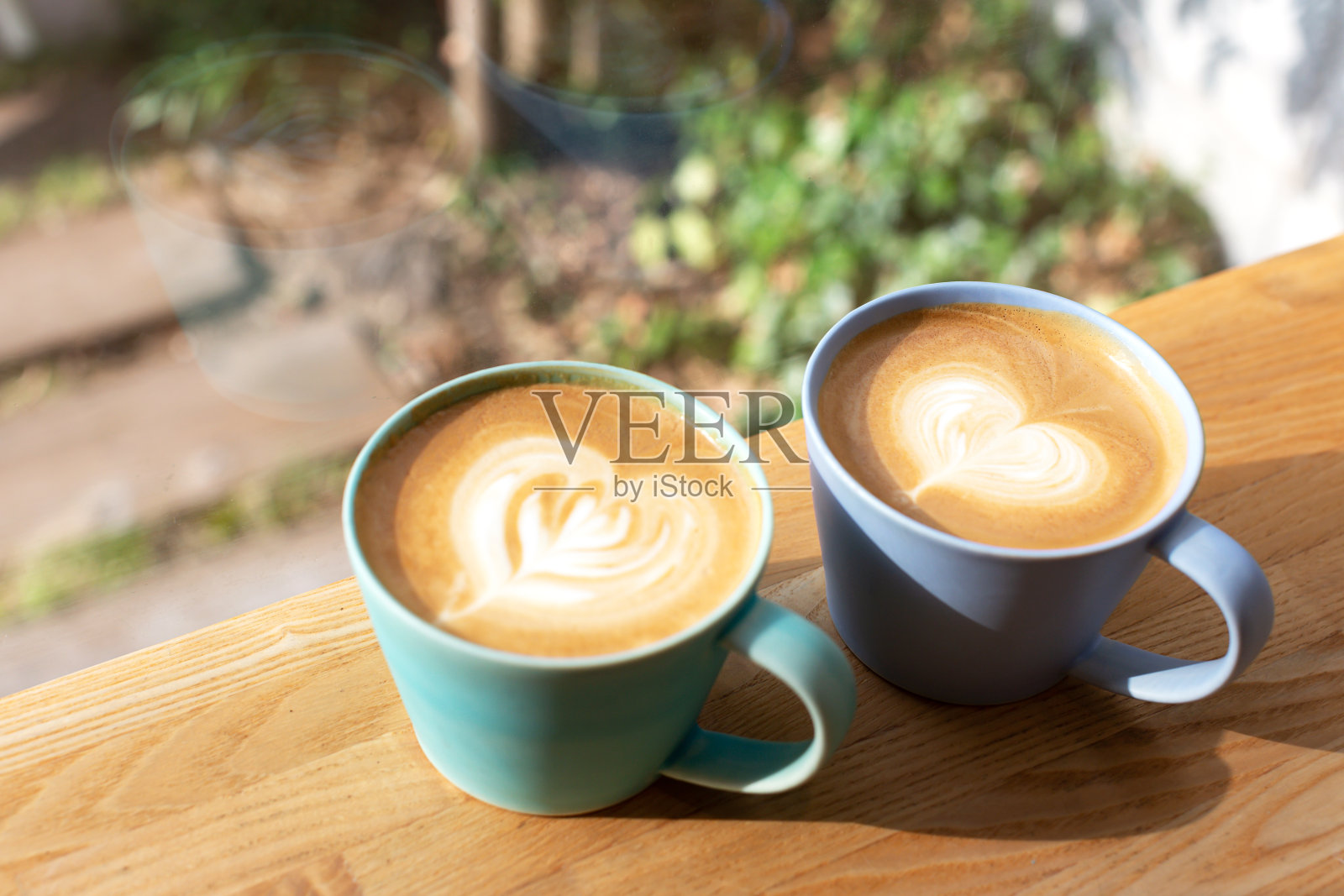 一杯卡布奇诺照片摄影图片