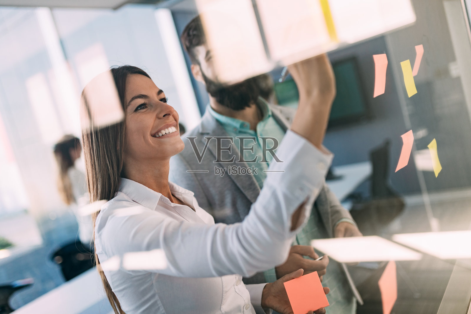 商务人士在工作场所享受乐趣和聊天照片摄影图片