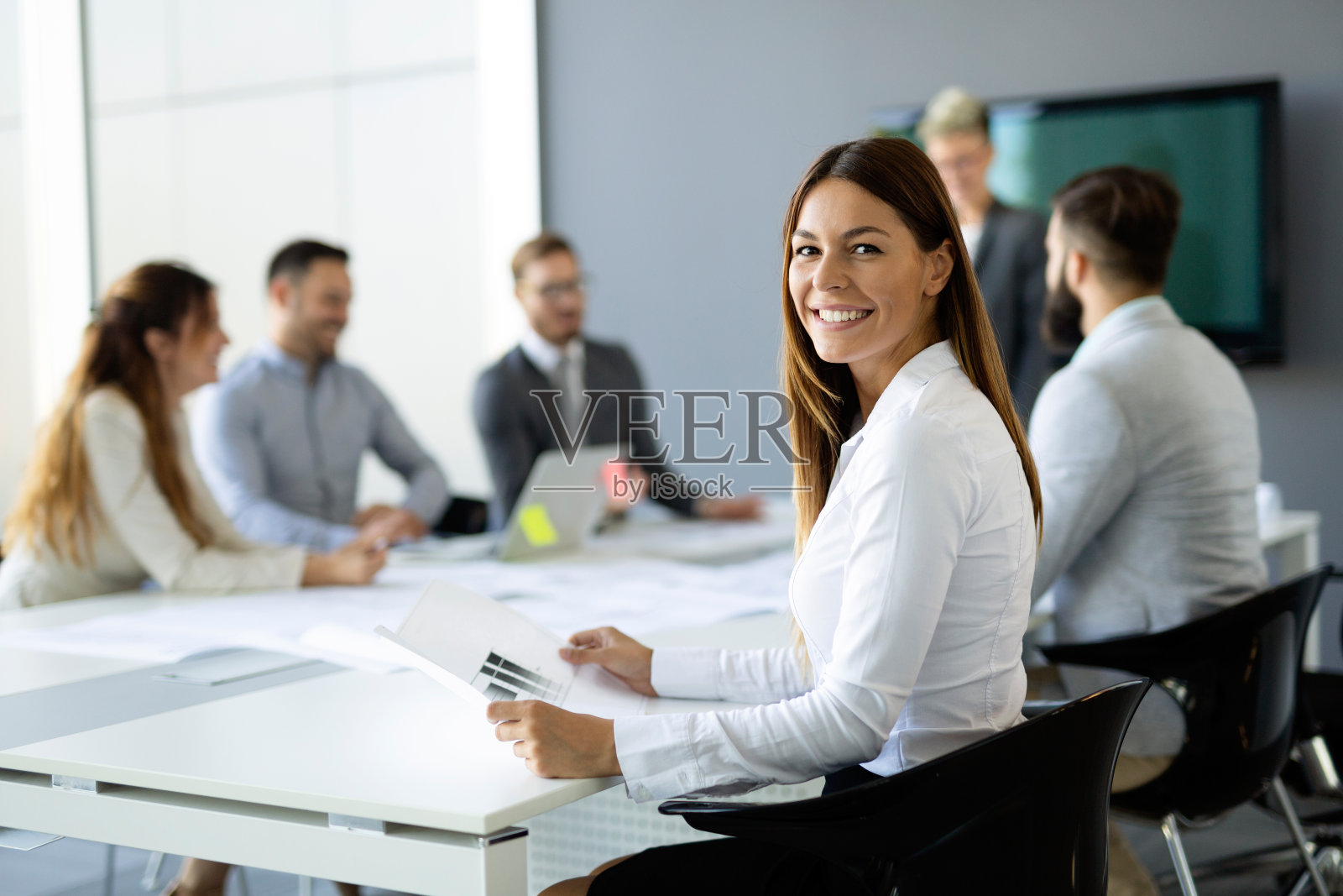 商业年轻人在现代办公室开会照片摄影图片