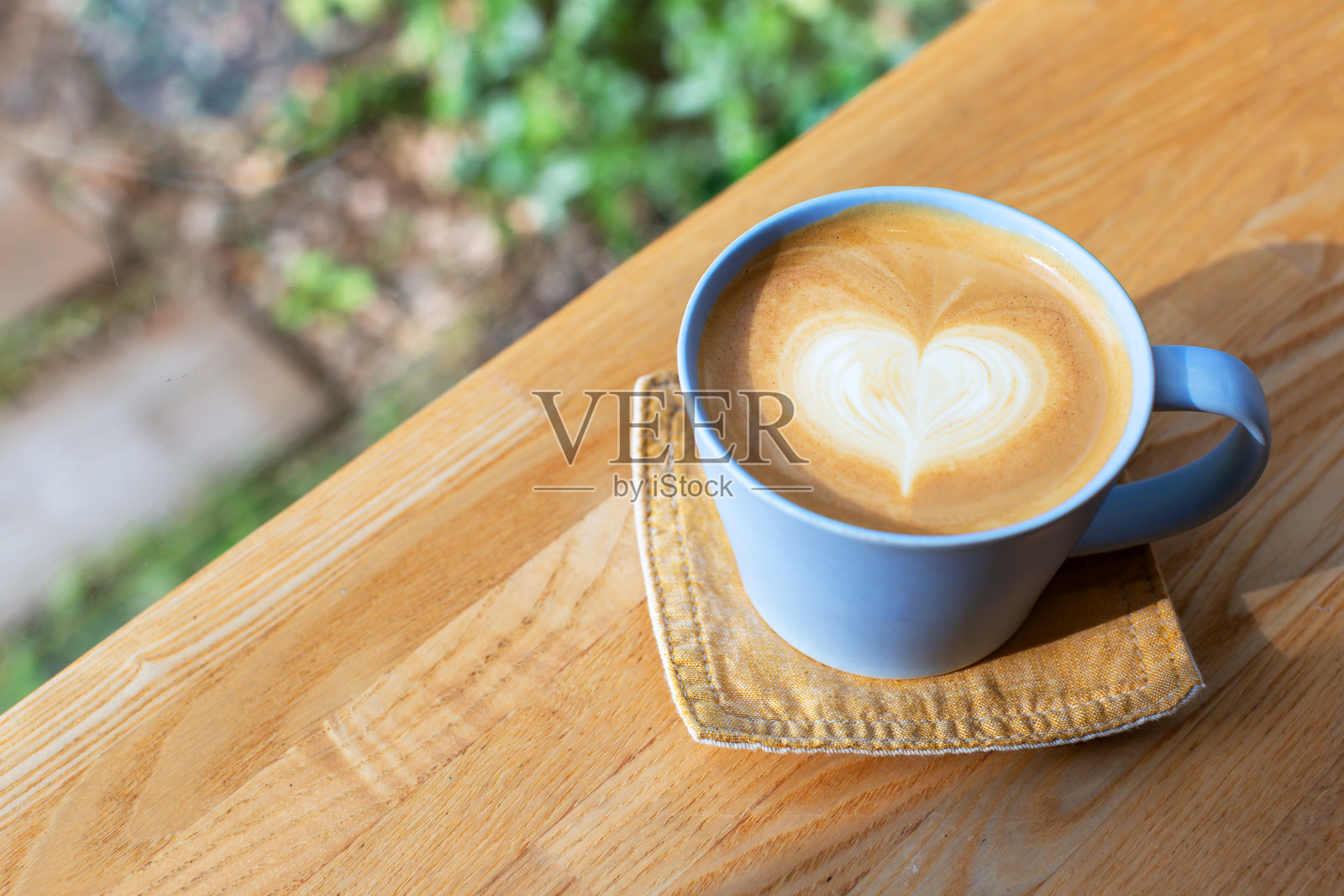 一杯卡布奇诺照片摄影图片