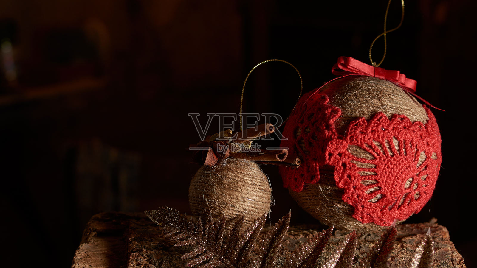 手工制作的圣诞装饰品:复古的新年树玩具在温暖的木制背景上。照片摄影图片