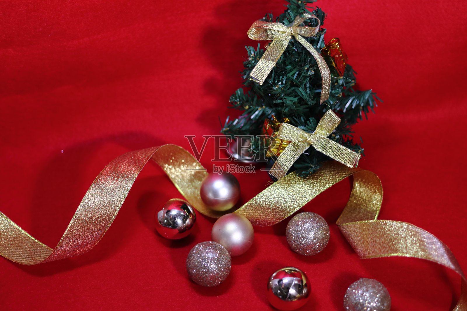 圣诞树和金色圣诞装饰品照片摄影图片