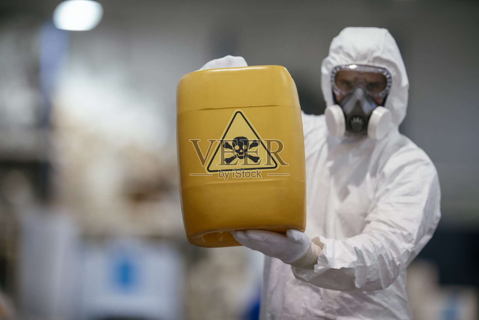 处理危险材料的工厂工人照片摄影图片