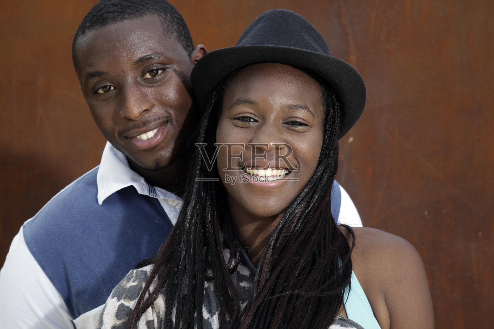 幸福的非洲年轻夫妇照片摄影图片