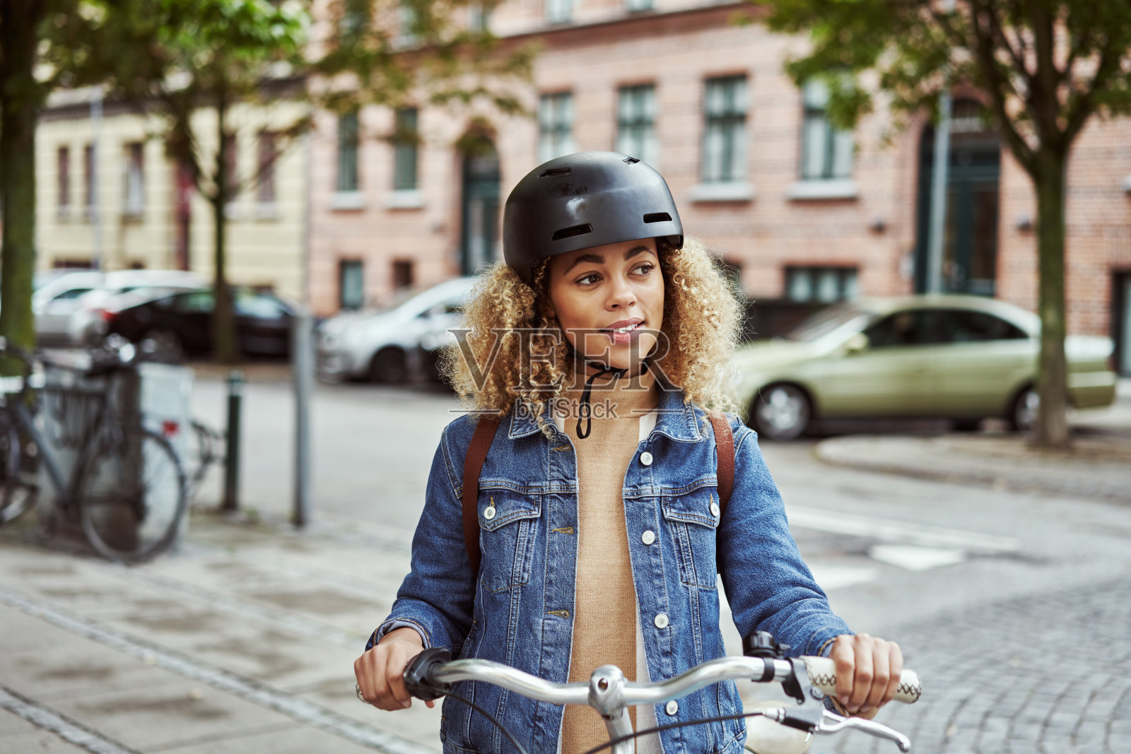 在外国城市骑自行车照片摄影图片