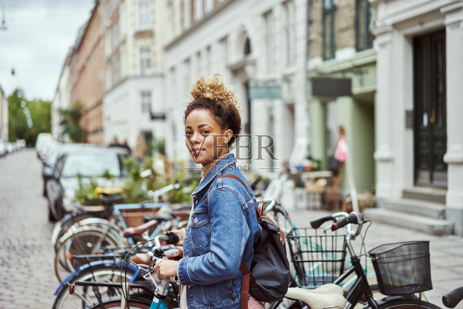 这个城市对自行车很友好!照片摄影图片