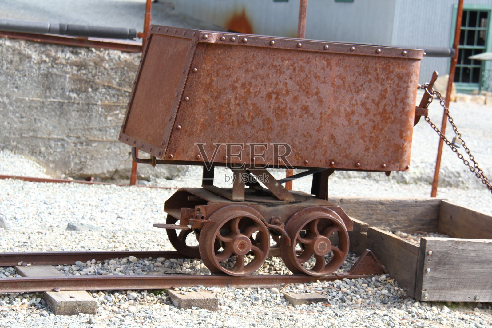 旧马车在轨道上照片摄影图片