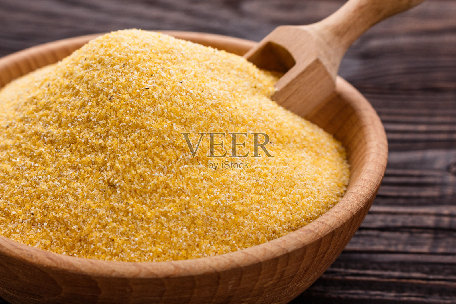 原生态的意大利玉米粥，在质朴的木头背景上照片摄影图片