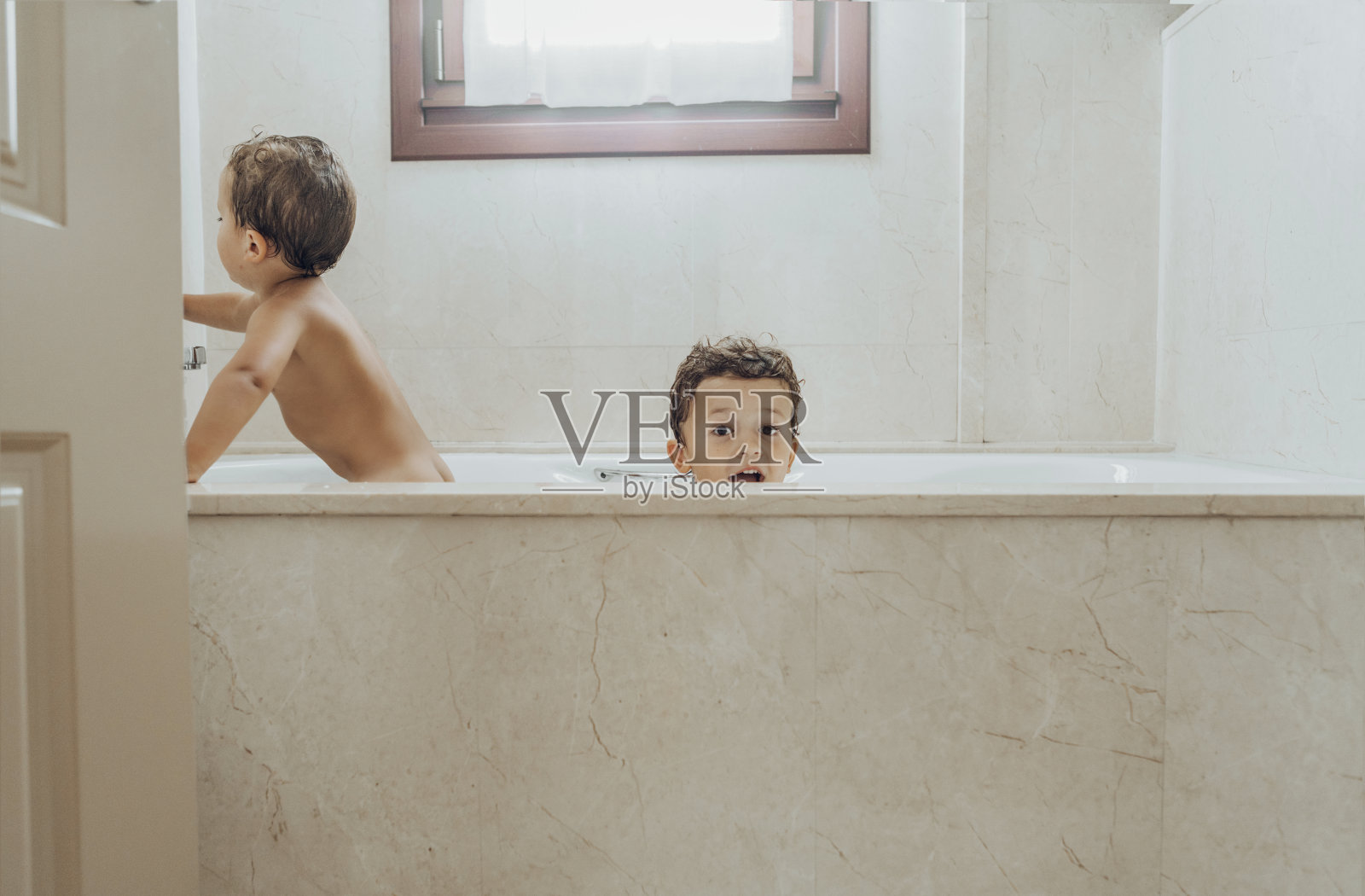 兄弟们在浴缸里玩照片摄影图片