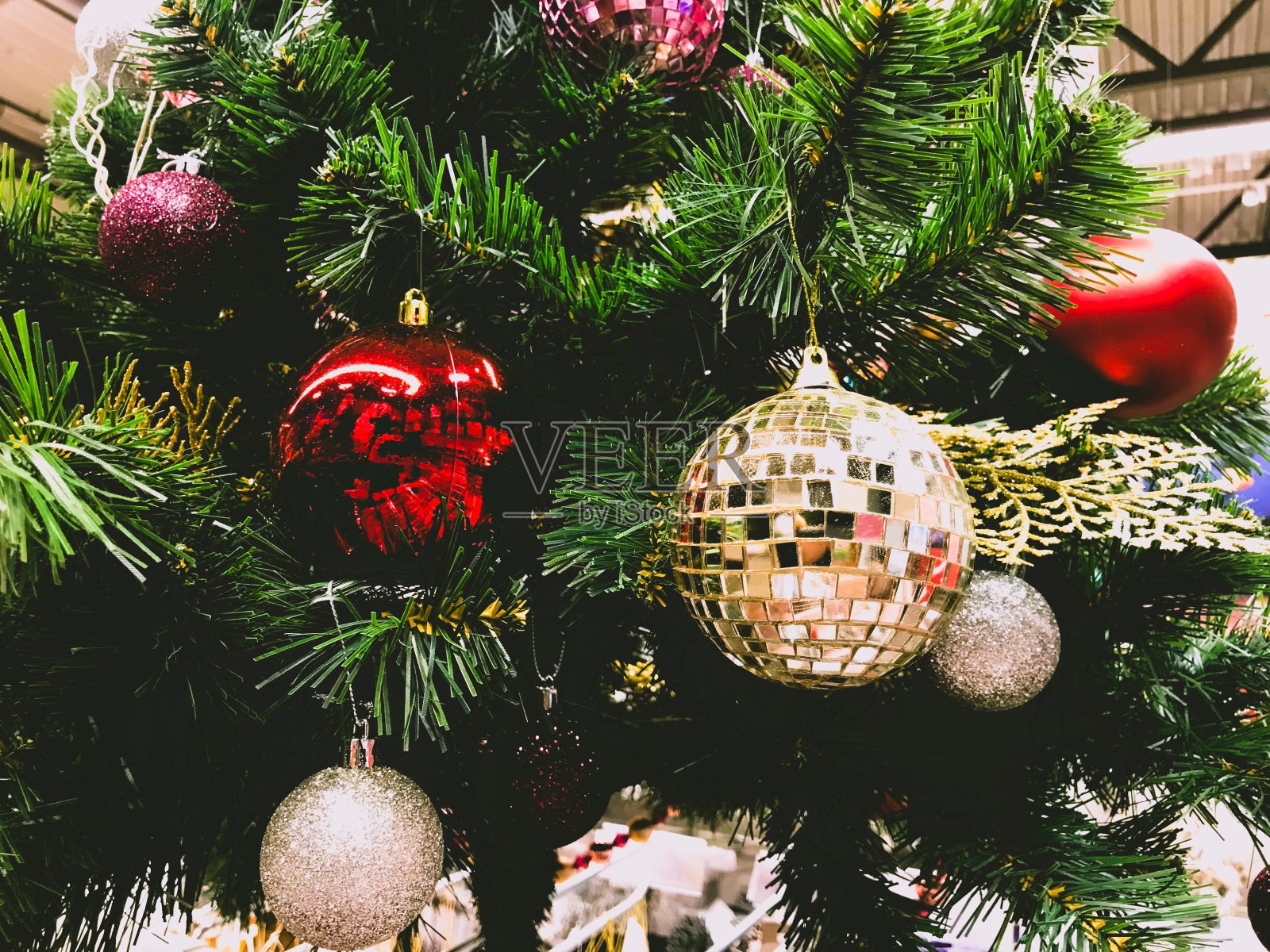 圣诞树上的装饰品。节日的背景照片摄影图片