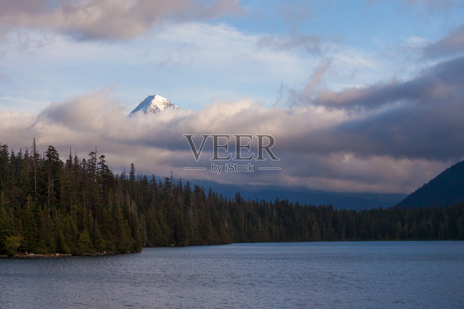 俄勒冈州迷失湖的胡德山笼罩在低云之中照片摄影图片