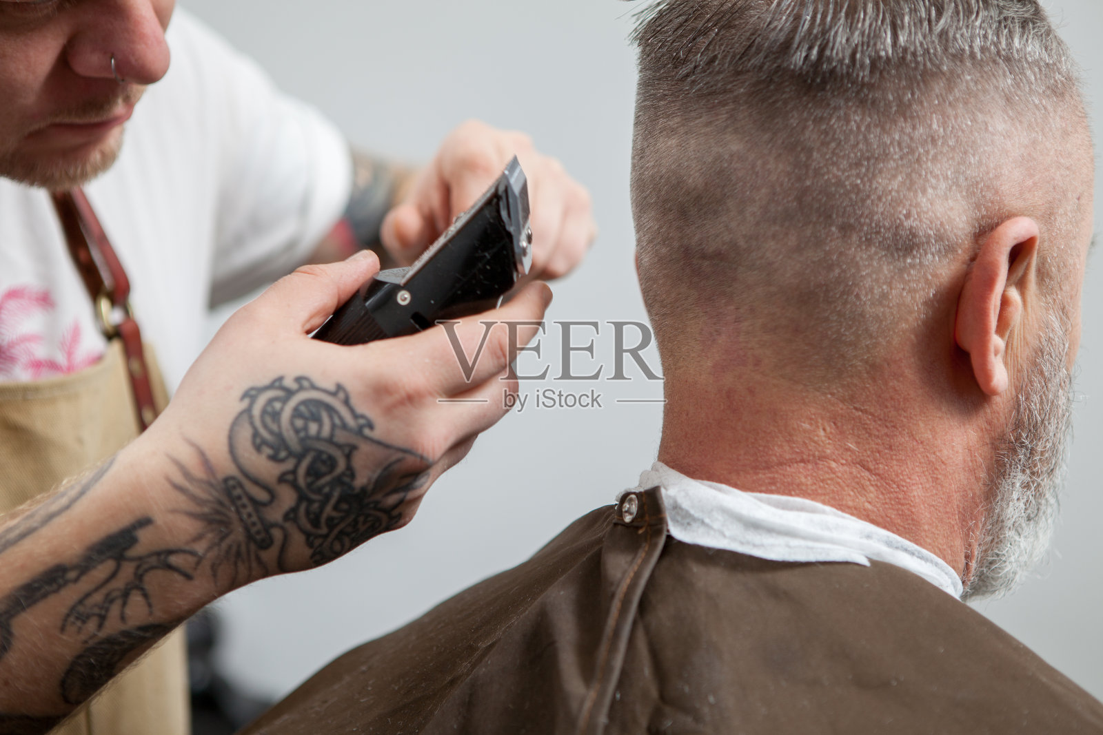 理发师为客户理发照片摄影图片