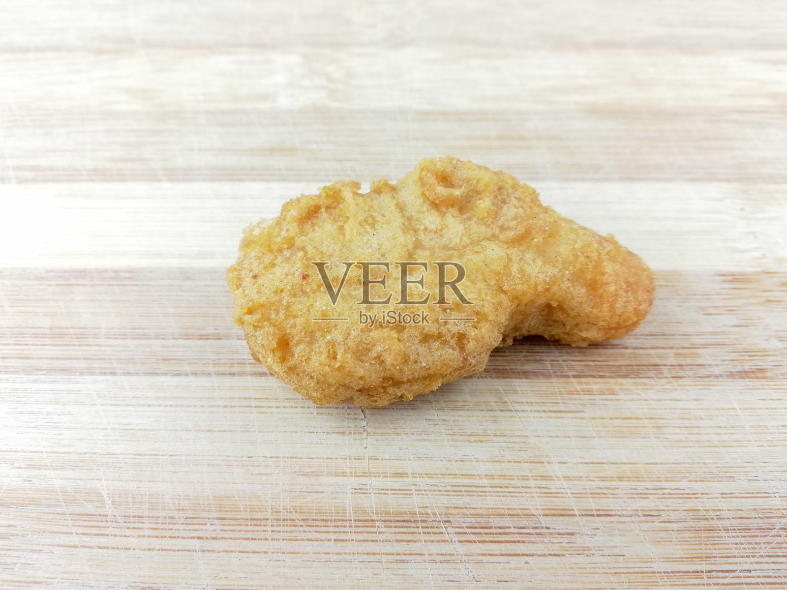 白色背景上的鸡块照片摄影图片