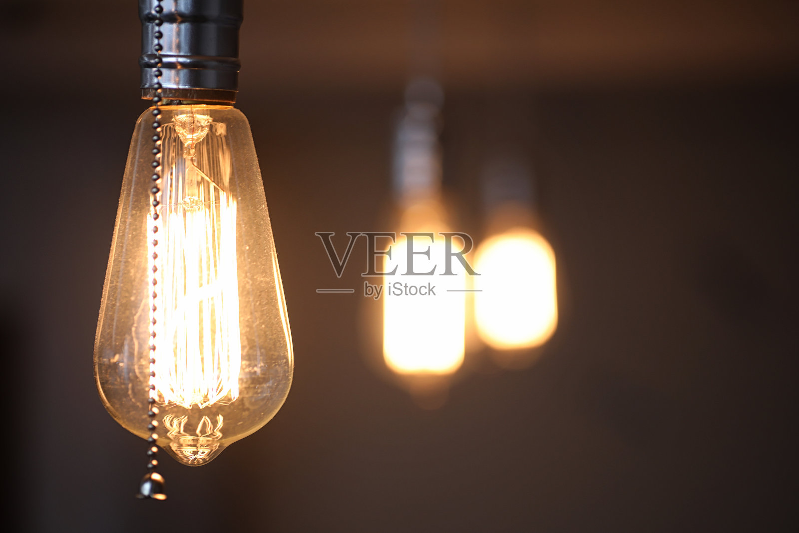 钨丝灯。爱迪生的灯泡。古董灯中的灯丝。复古设计的灯泡。照片摄影图片