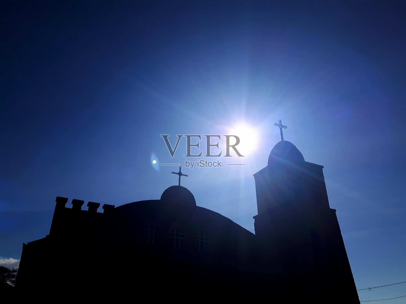 黎明时分的老教堂照片摄影图片