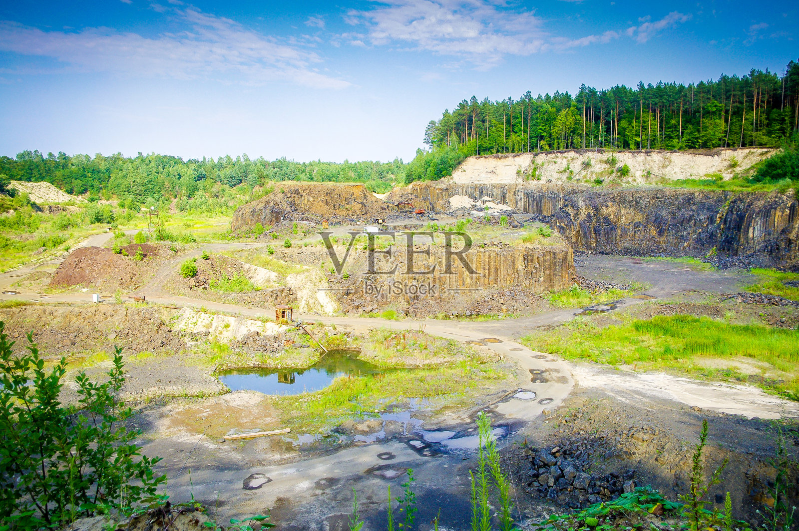 采石场用于提取玄武岩。景观。照片摄影图片