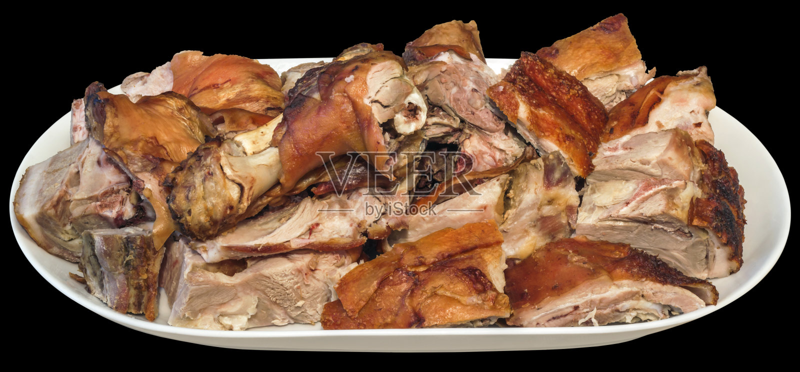 一盘新鲜烤猪肩肉片，肉片放在长方形瓷盘上，孤立在黑色背景上照片摄影图片