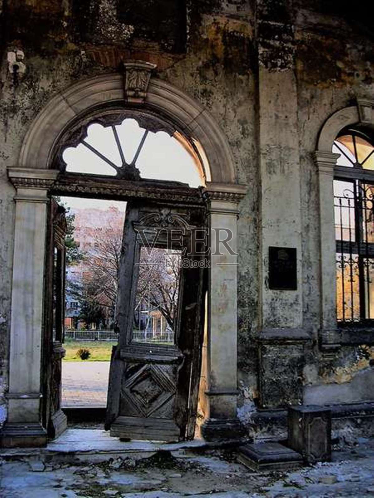 一幢废墟建筑的门照片摄影图片