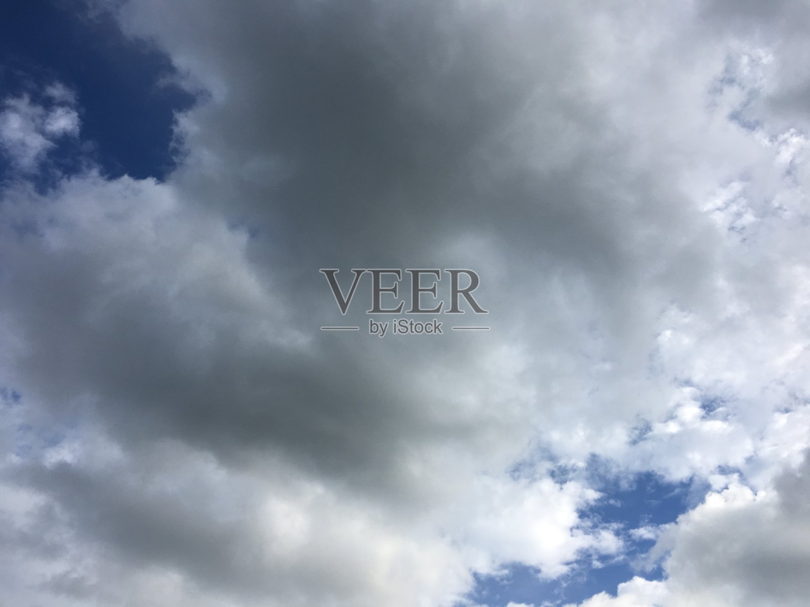 十月从清晨到深夜都是阴云密布。照片摄影图片