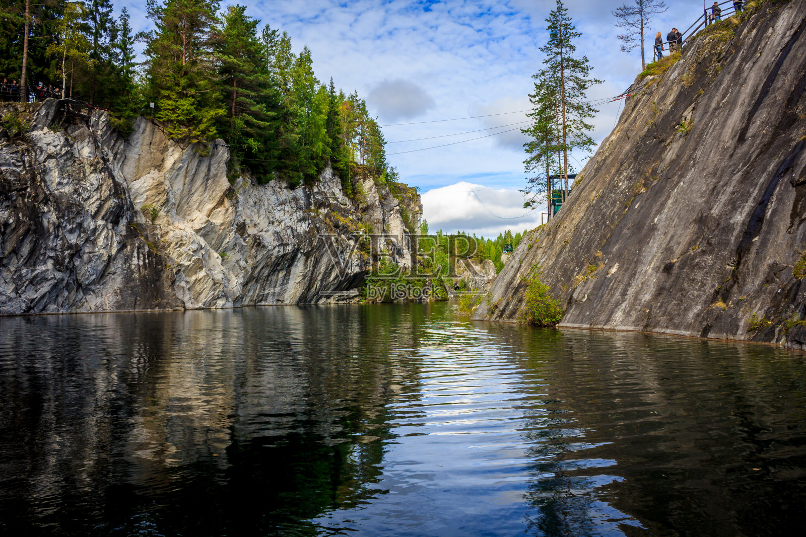 大理石采石场Ruskeala。无效的大理石采石场。卡累利阿在俄罗斯。大理石采石场。块大理石。照片摄影图片