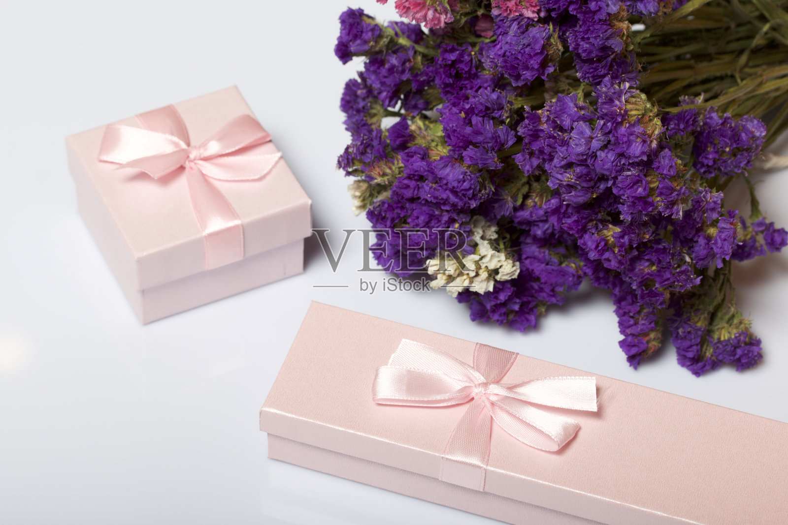 包装礼物。照片摄影图片