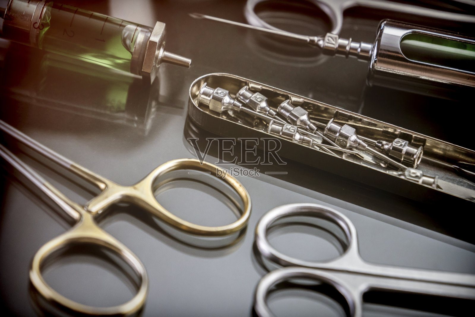 剪子和注射器在一个医院的手术表，概念形象照片摄影图片