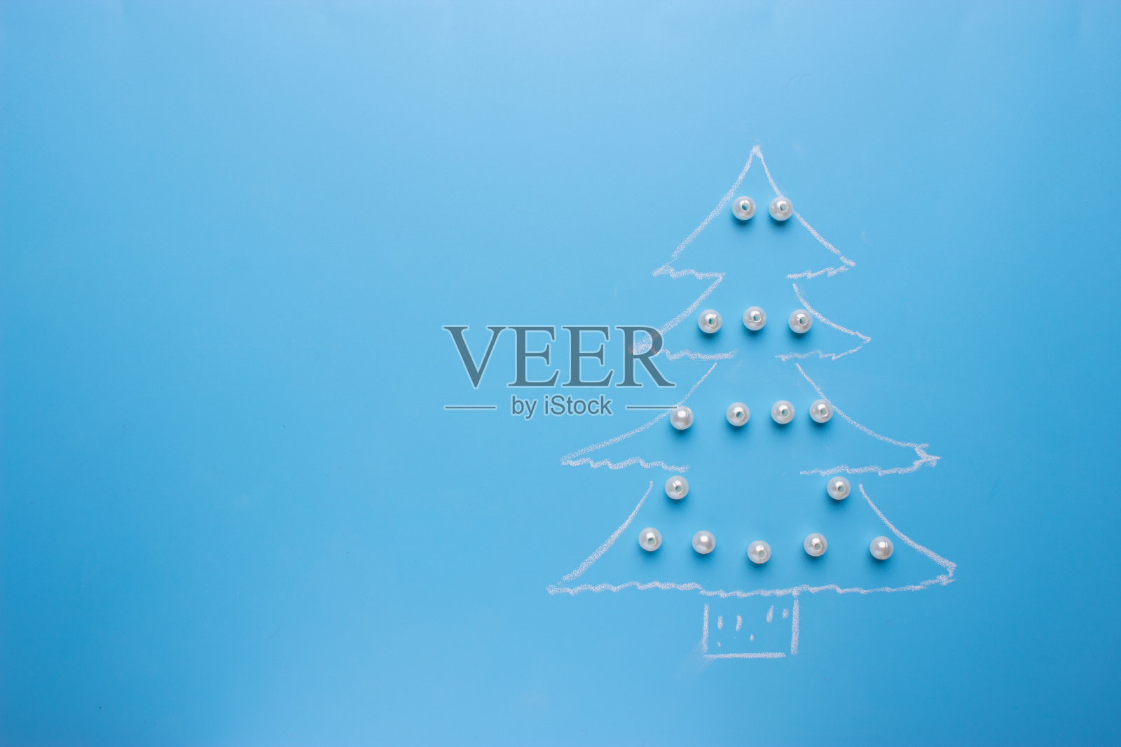 圣诞树以蓝色为背景照片摄影图片