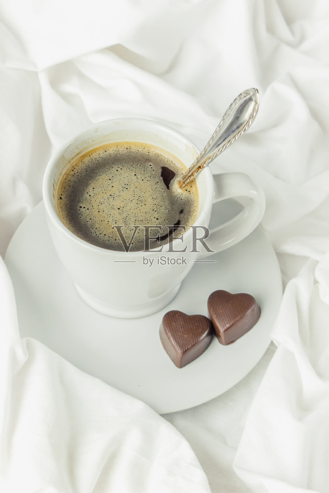 咖啡在床上。有选择性的重点。爱喝。照片摄影图片