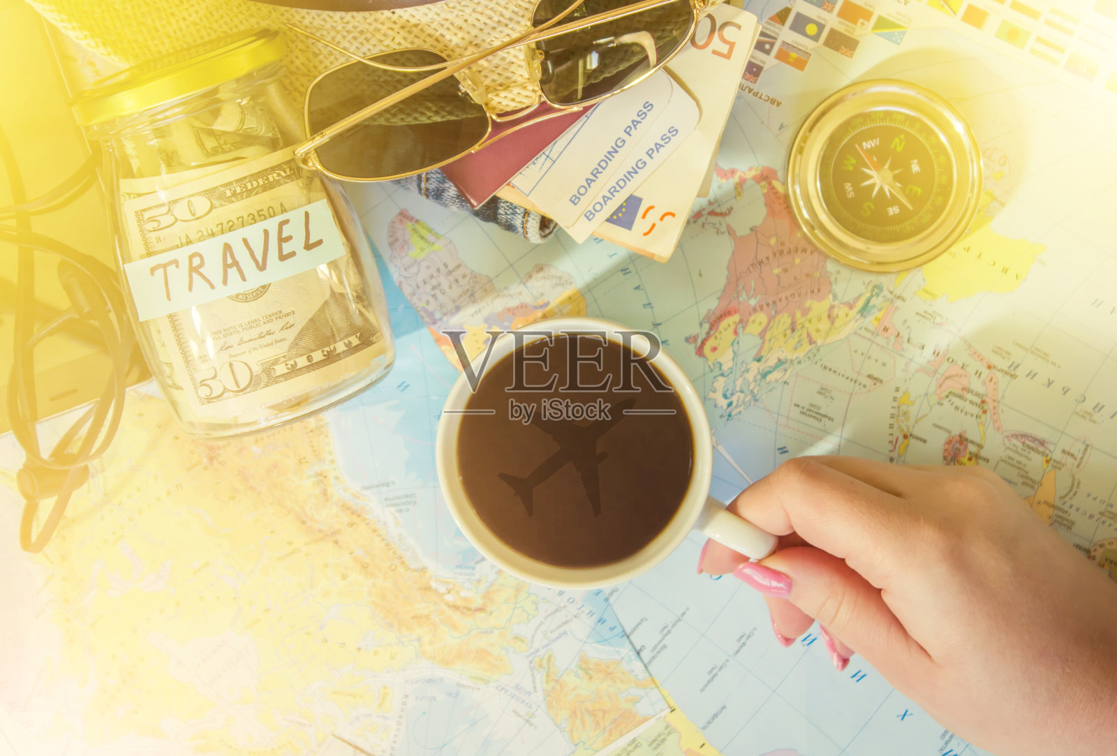 旅行的背景，在咖啡杯里的倒影。地图。有选择性的重点。照片摄影图片
