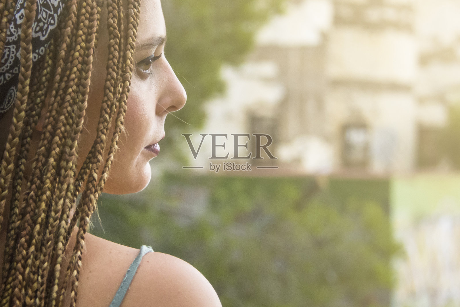 梳着辫子的年轻美丽的女孩照片摄影图片