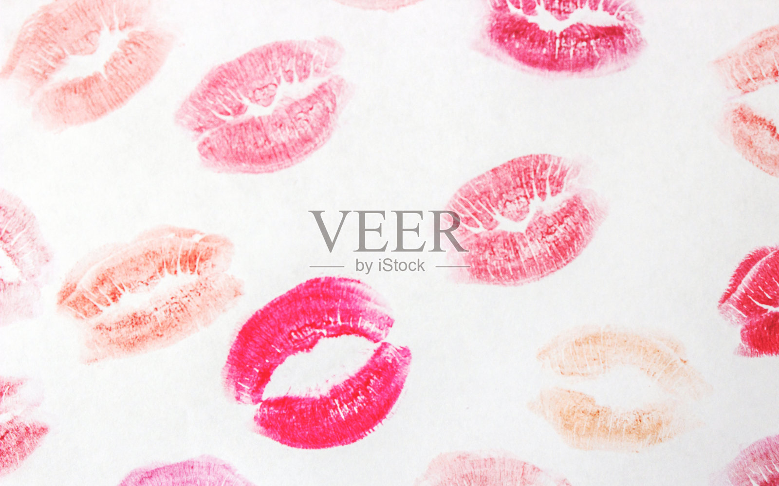 白底口红上的一个吻。有选择性的重点。照片摄影图片